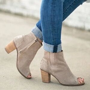 Toms Majorca Tan Laser Cut Perforated Suede Ankle Boots Womens size  8.5